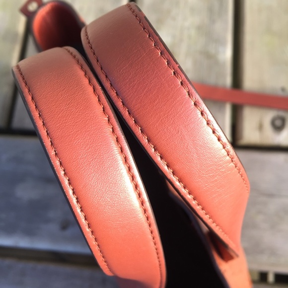 Vince Signature Baby V Croc Brown Leather Bag - Picture 12 of 15